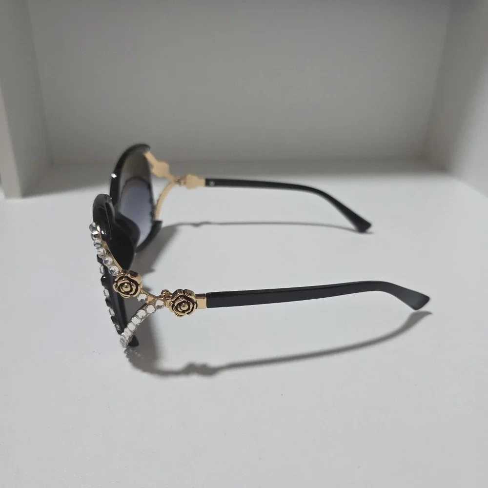 Oversized Black Rhinestone Sunglasses with Gold Rose Side Detail – Glam Fashion